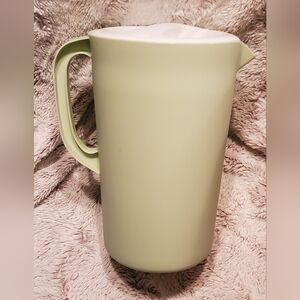 Rubbermaid Heritage 1 Gallon Plastic Pitcher with Lid Mint Green Vintage